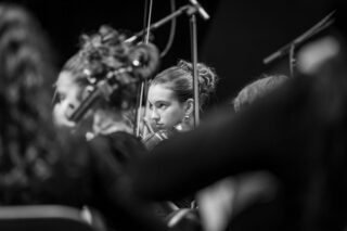 Violoniste concentrée sur le Chef