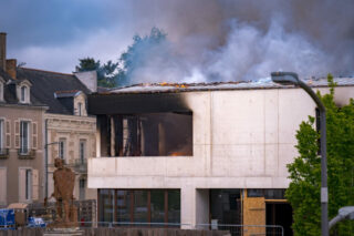 Statue de Robert Le Fort devant la mairie en flammes