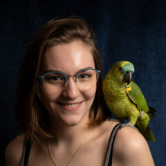 Portrait d'une demoiselle avec son perroquet sur l'épaule